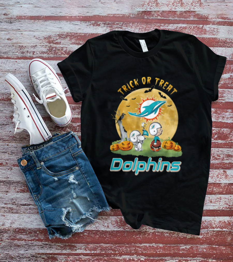 Miami Dolphins Trick Or Treat Charlie Brown Snoopy Full Moon Pumpkins T-Shirt