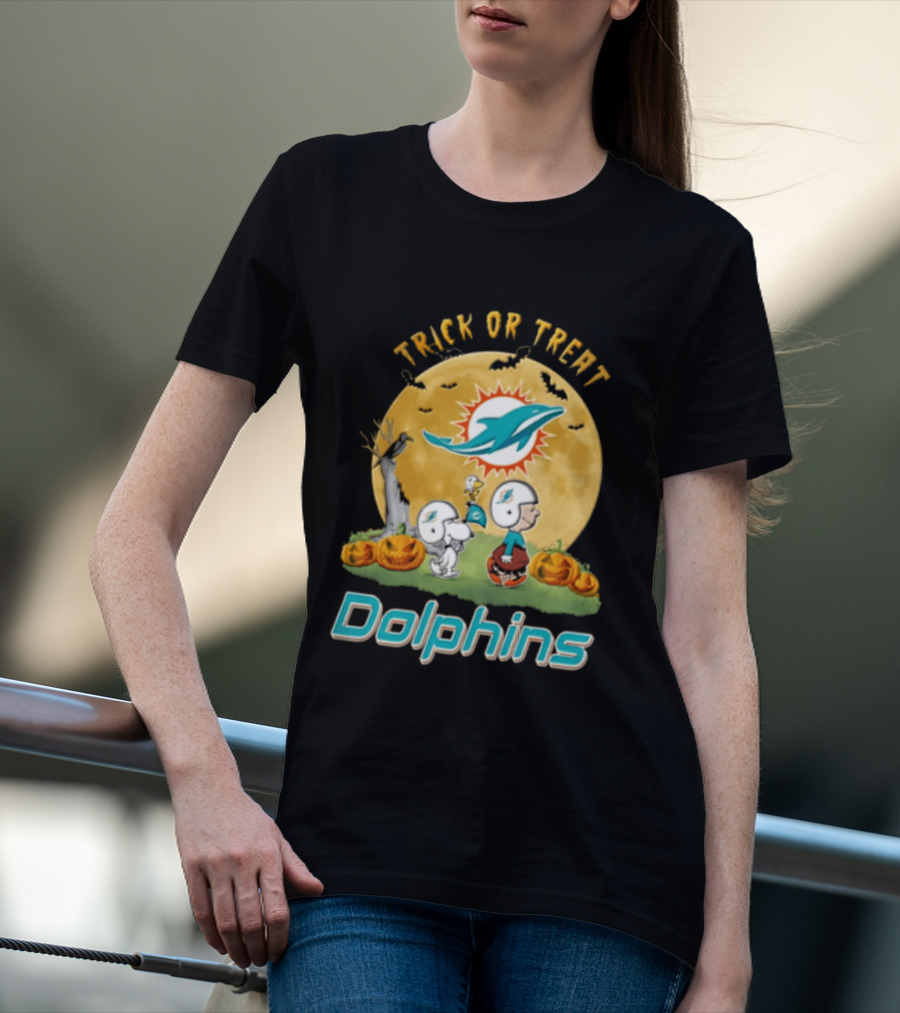 Miami Dolphins Trick Or Treat Charlie Brown Snoopy Full Moon Pumpkins T-Shirt