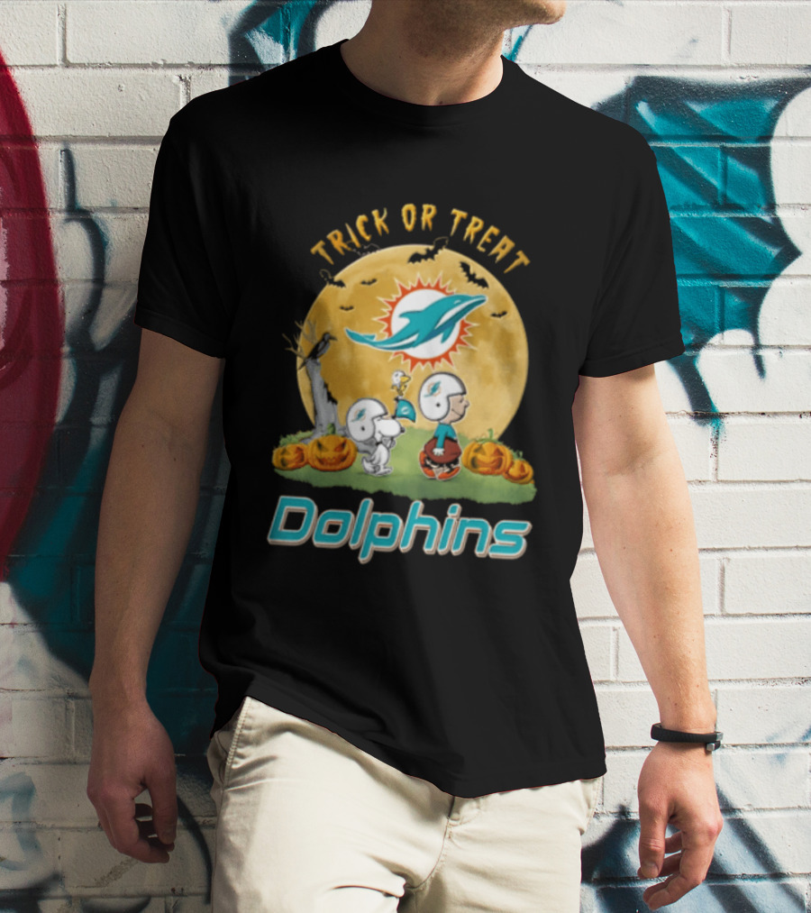 Miami Dolphins Trick Or Treat Charlie Brown Snoopy Full Moon Pumpkins T-Shirt