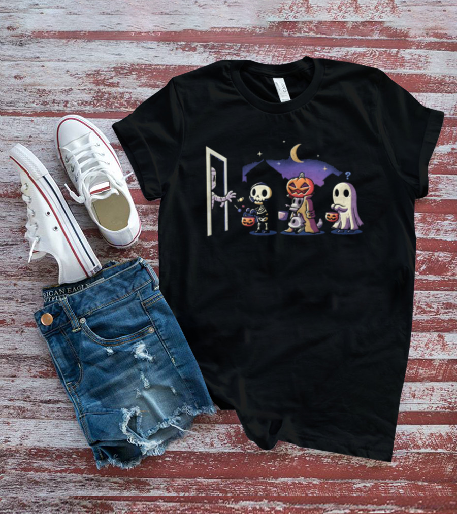 Mummy Giving Out Candy Trick Or Treat Halloween Infiltrator Ghost Pumpkin Skeleton T-Shirt