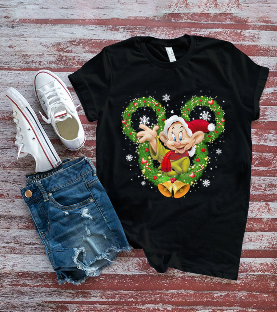 Dopey Christmas Disney Wreath Snowflakes And Santa Hat T-Shirt