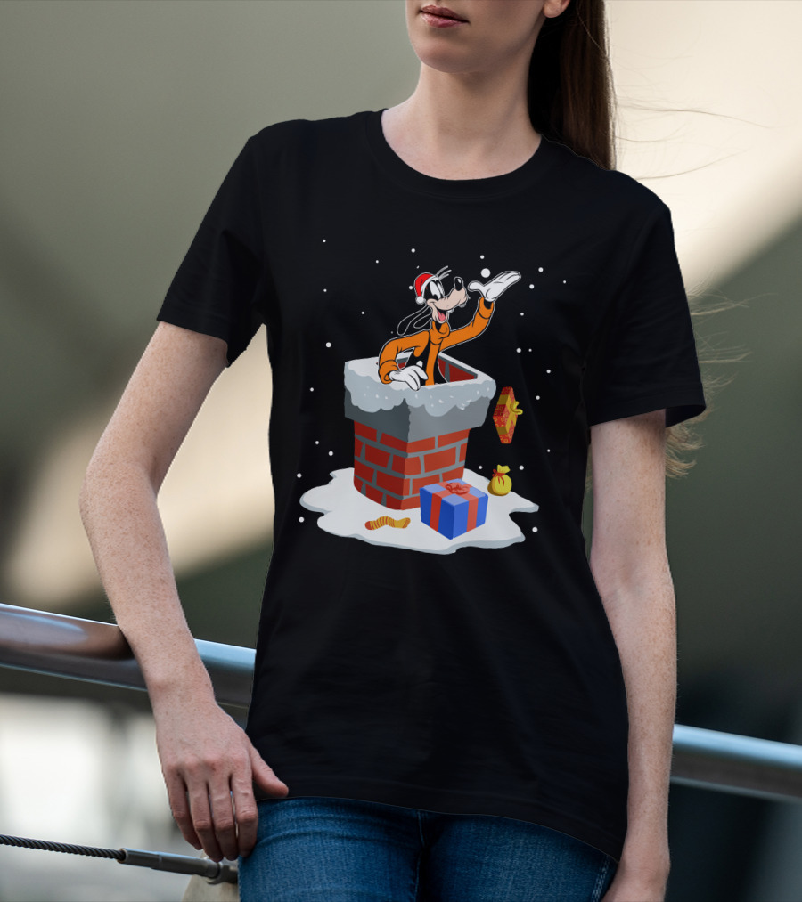 Goofy In Santa Hat Popping Out Of Snowy Chimney With Christmas Gifts T-Shirt