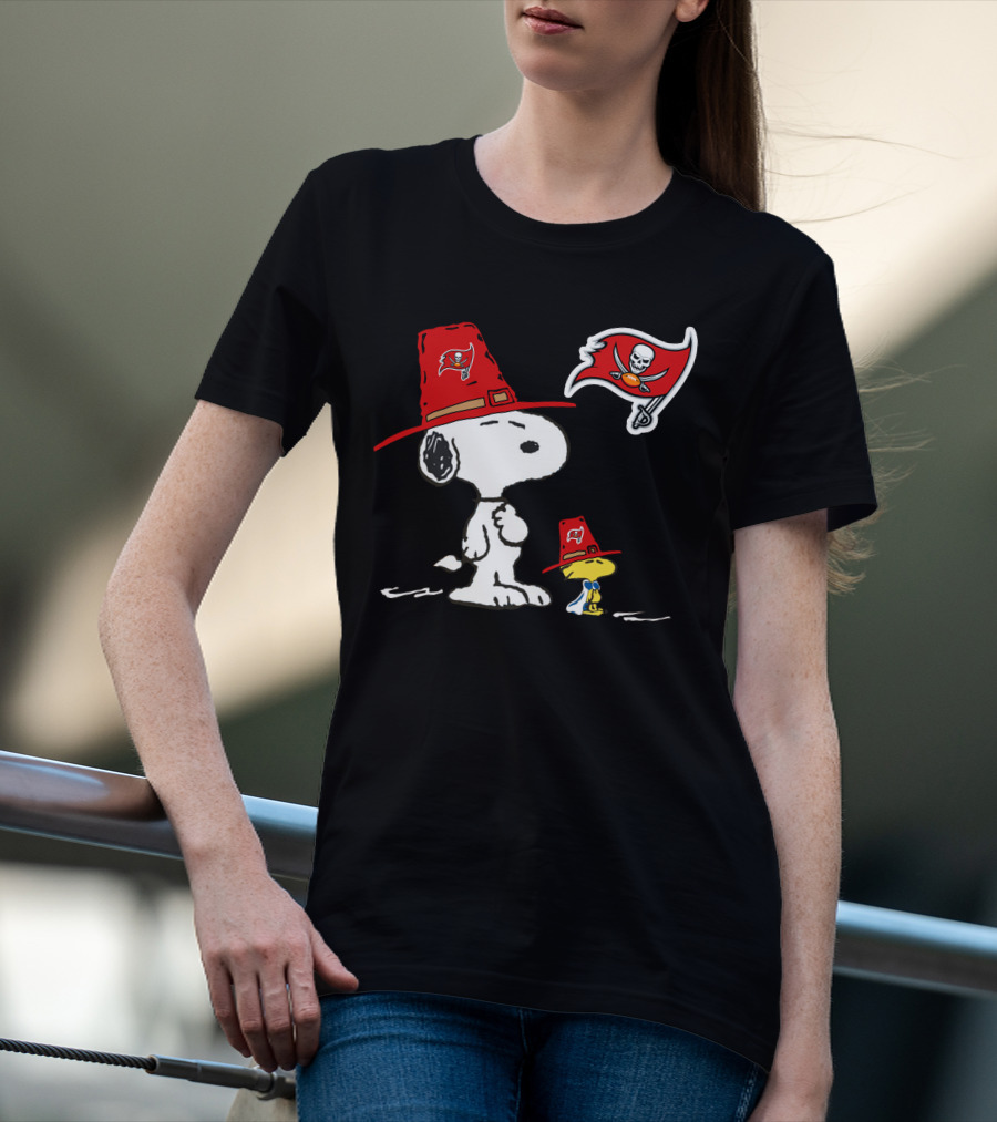 Snoopy Buccaneers Pirate Hat With Logo And Flag T-Shirt