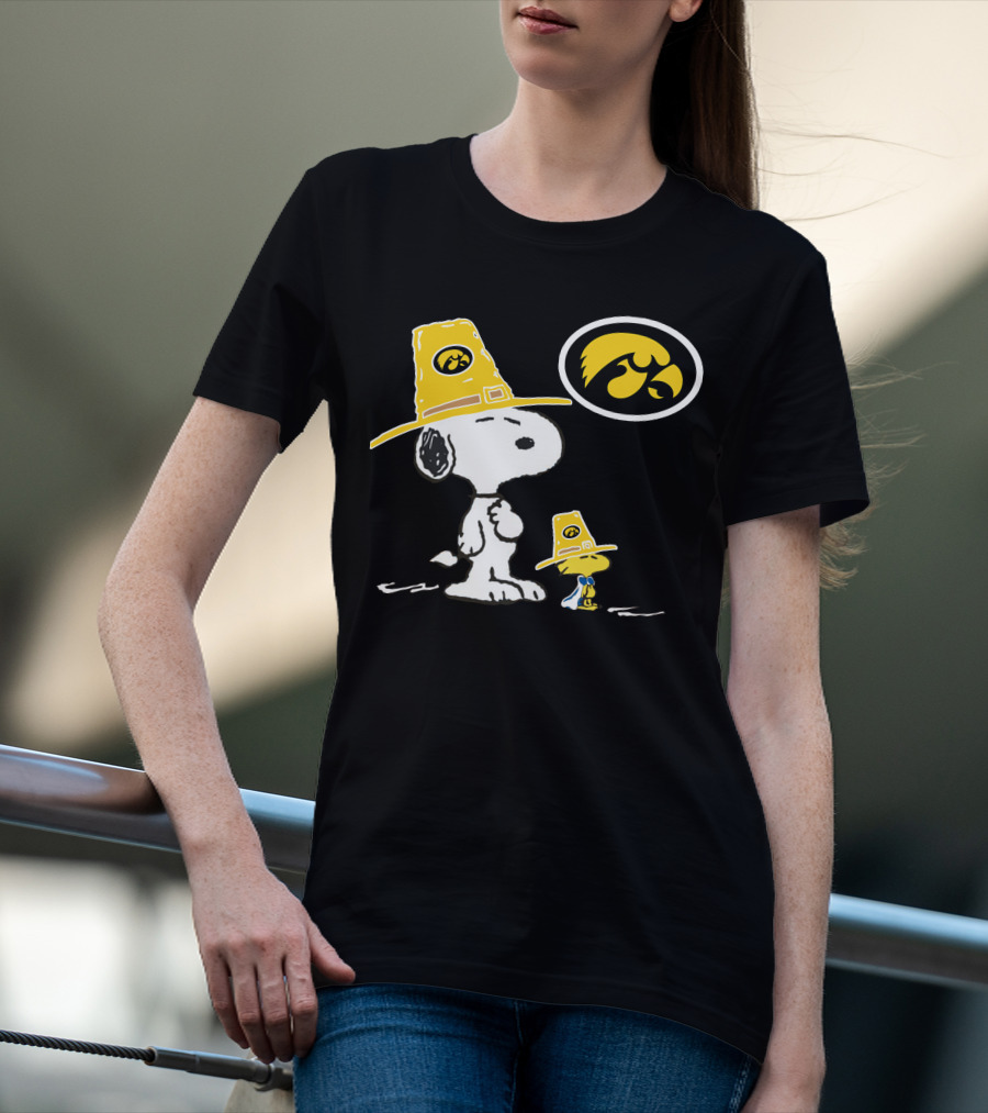 Iowa Hawkeyes Snoopy And Woodstock Pilgrim Hats Peanuts Football Fan T-Shirt