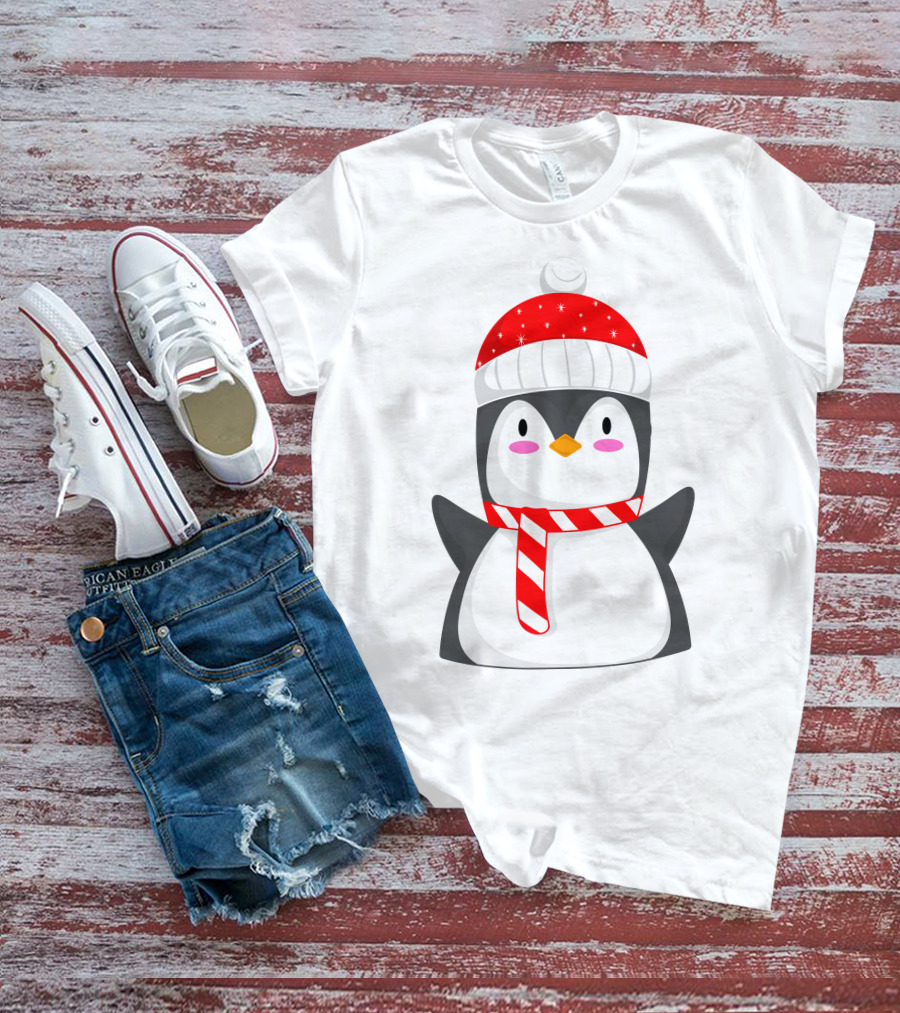 Pinguine Wearing Red Hat And Scarf Resembling A Snowman T-Shirt