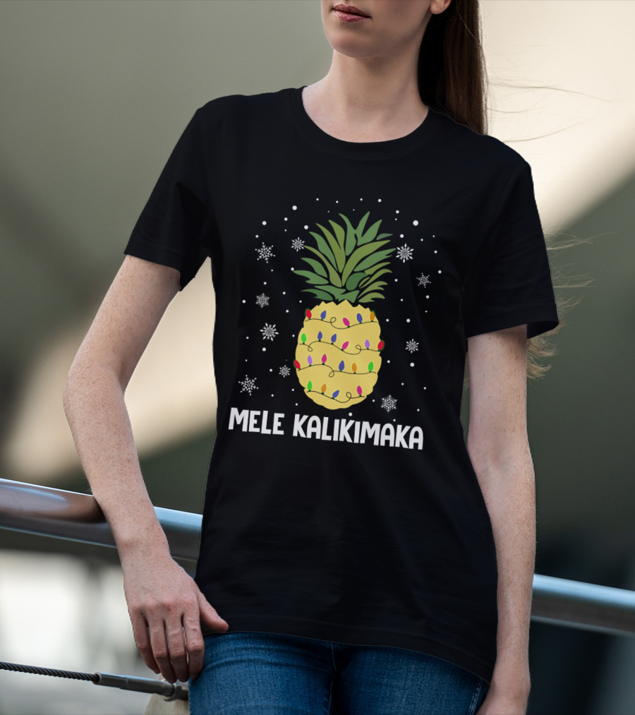 Mele Kalikimaka Pineapple Christmas Lights And Snowflakes T-Shirt