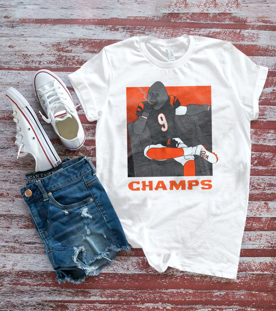 Champs Barstools Big Cat Smoking Gorilla Number 9 Football Player T-Shirt