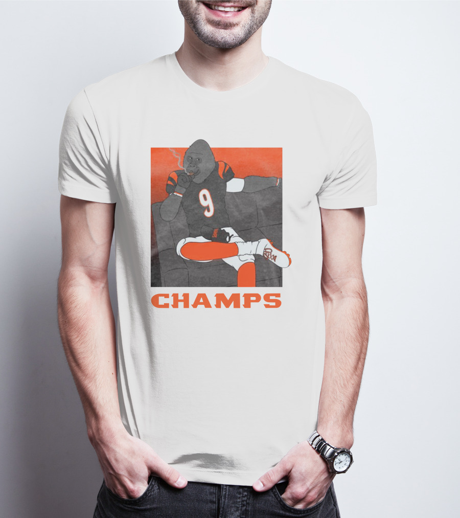 Champs Barstools Big Cat Smoking Gorilla Number 9 Football Player T-Shirt