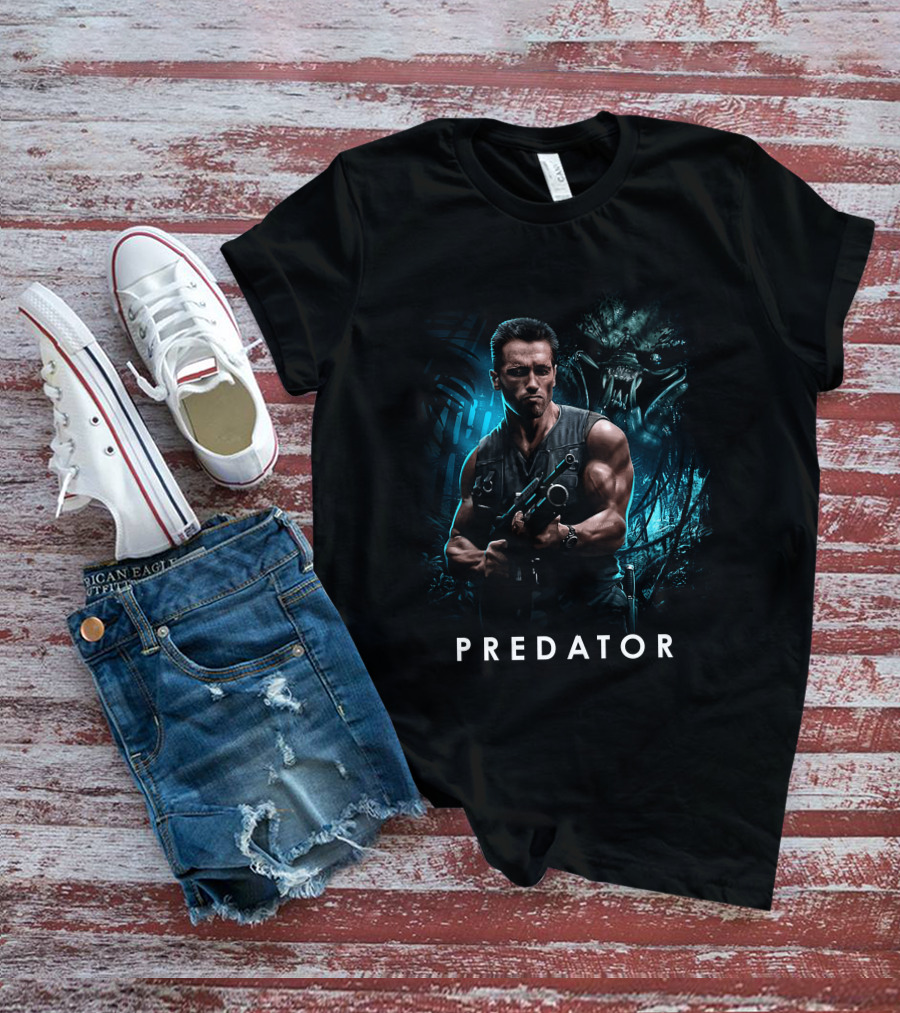 PREDATOR Arnold Schwarzenegger With Alien Hunter Background T-Shirt