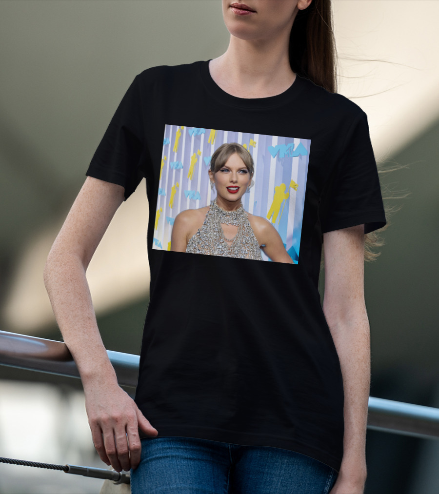 Taylor Swift MTV VMA Red Carpet Look With Silver Sequin Dress T-Shirt