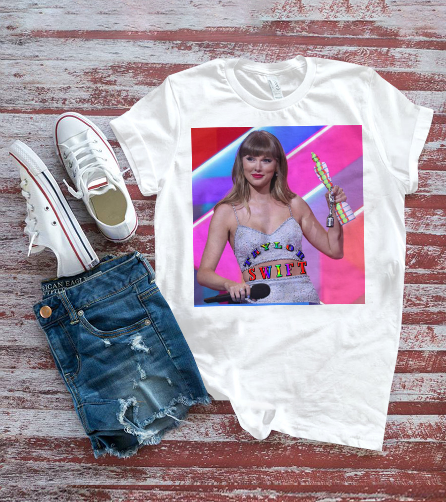 TAYLOR SWIFT BRIT AWARDS WINNING MOMENT T-Shirt