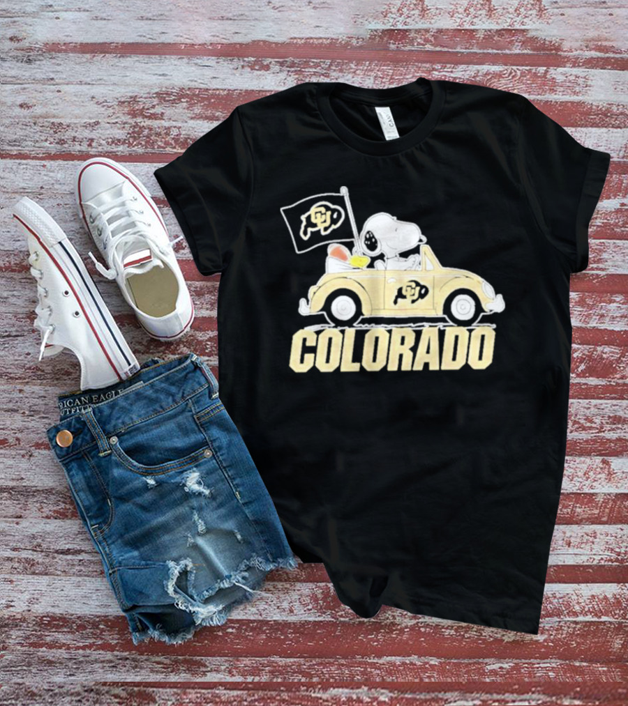 Snoopy And Woodstock Drive Colorado Buffaloes Car With Flag T-Shirt