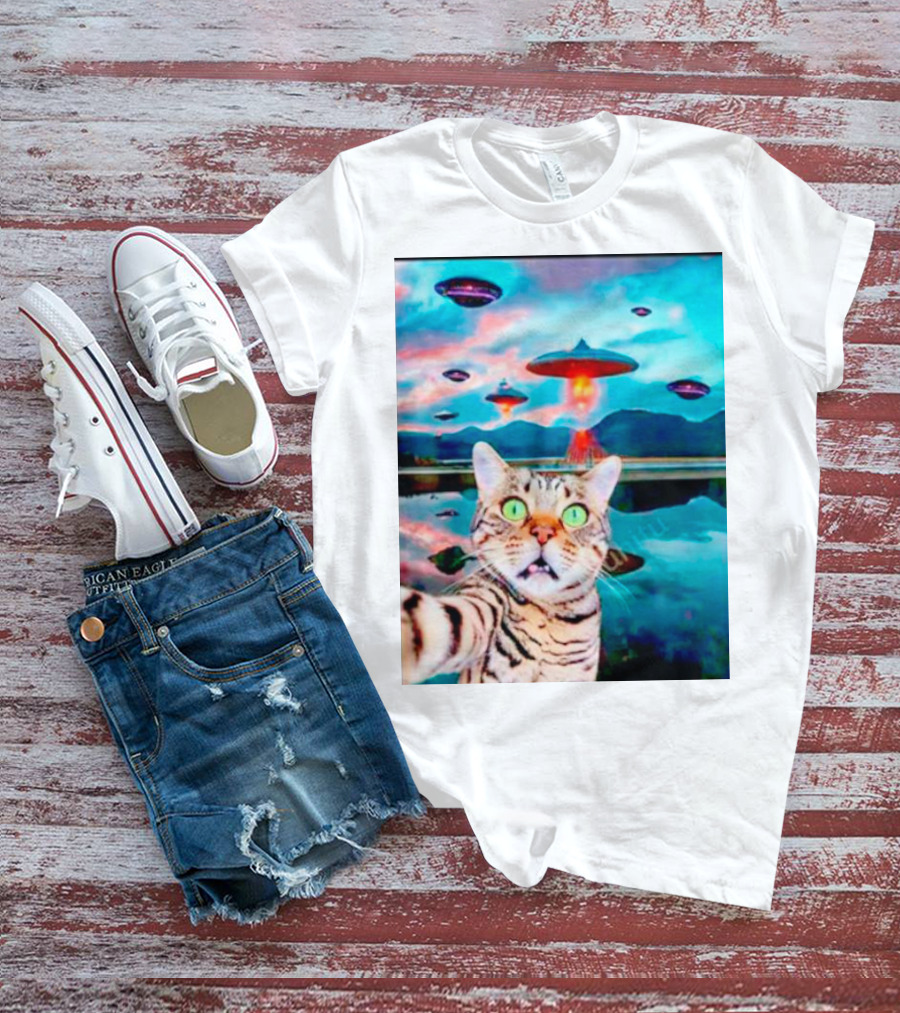 Cat Takes Selfie With UFOs In Scenic Landscape T-Shirt
