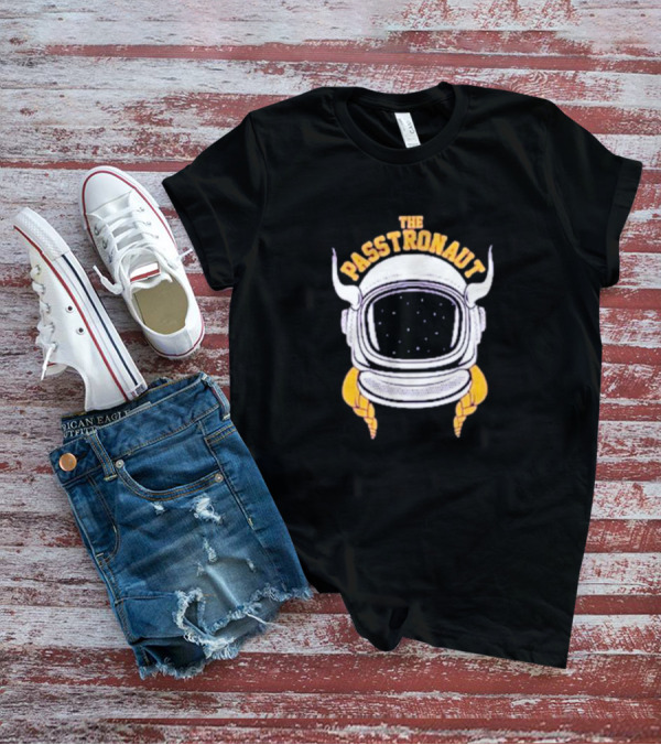 Minnesota Vikings The Passtronaut Astronaut Helmet With Viking Horns T-Shirt