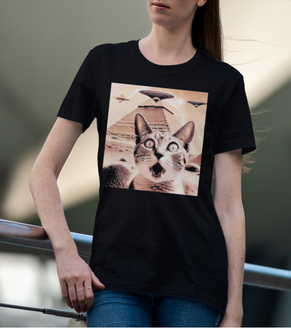 Funny Cat UFO Encounter At Egypt Pyramids T-Shirt