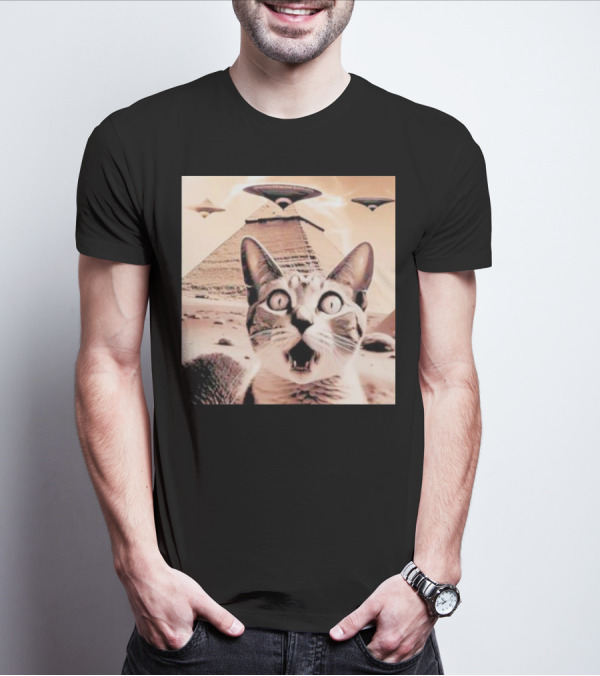 Funny Cat UFO Encounter At Egypt Pyramids T-Shirt
