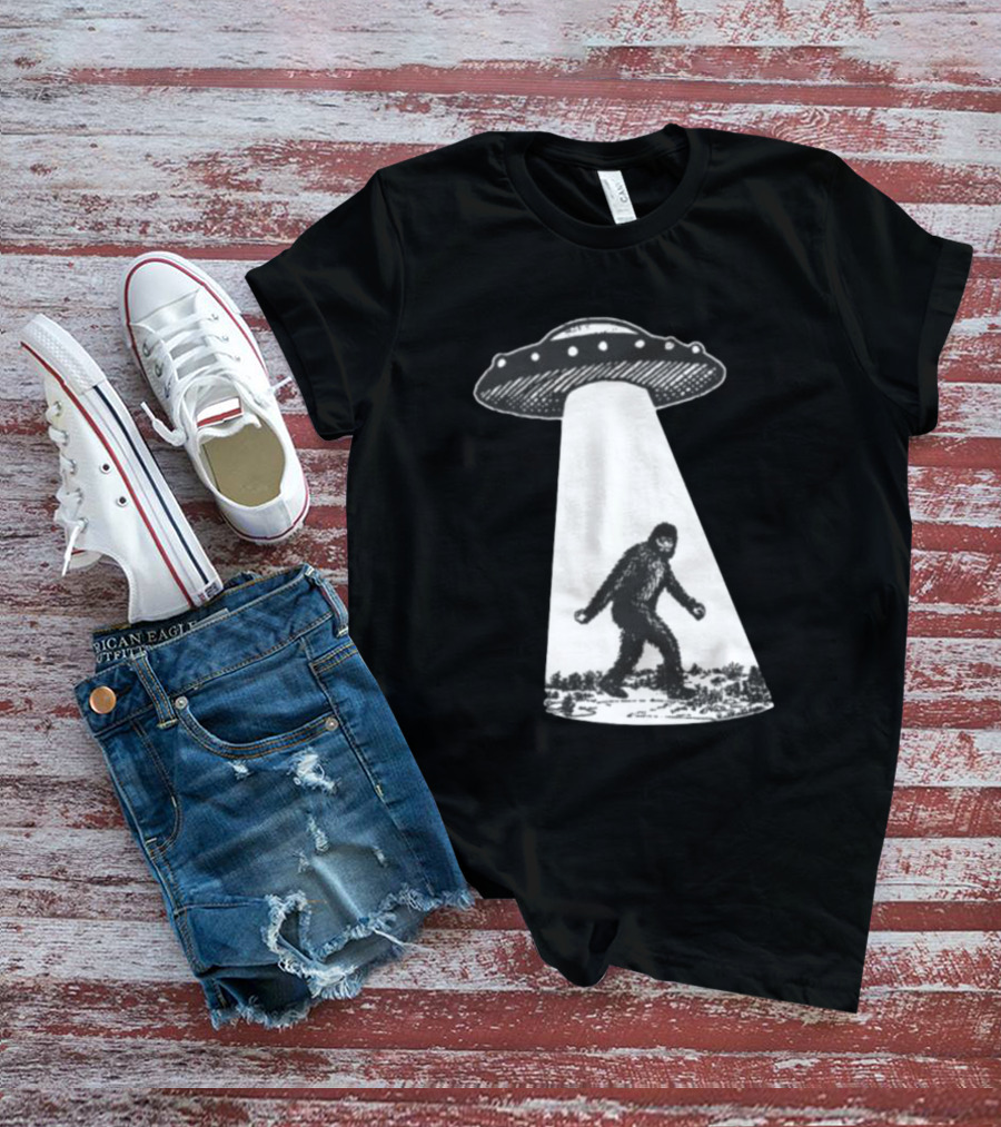 UFO Bigfoot Abduction Scene T-Shirt