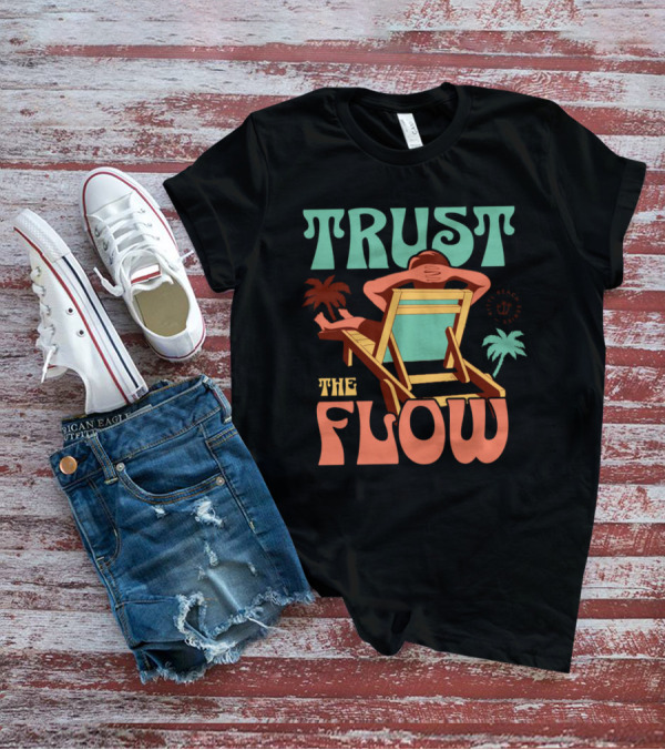 TRUST THE FLOW Retro Beach Palm Trees Sun Chair Relaxation T-Shirt