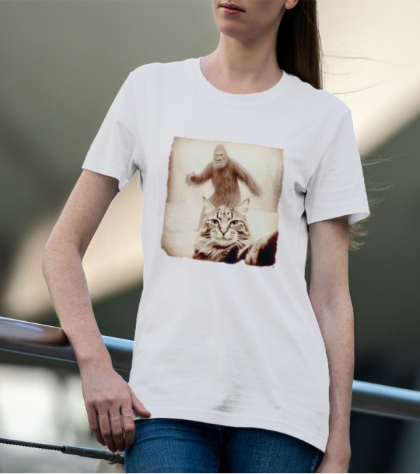 Bigfoot Photobombing Cat Selfie T-Shirt