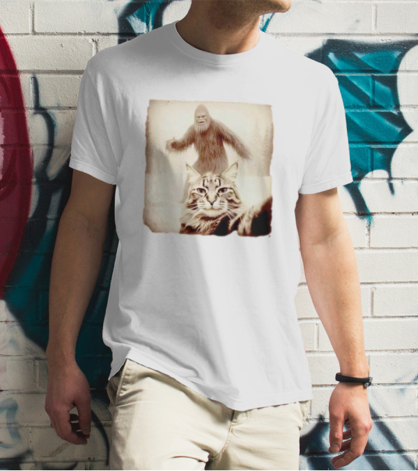 Bigfoot Photobombing Cat Selfie T-Shirt