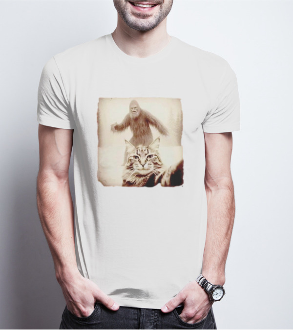 Bigfoot Photobombing Cat Selfie T-Shirt