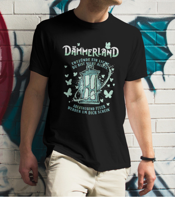 Dämmerland Entzünde Ein Licht Du Bist Nicht Allein Abertausend Feuer Werden Um Dich Scheinen Laterne Und Schmetterlinge T-Shirt