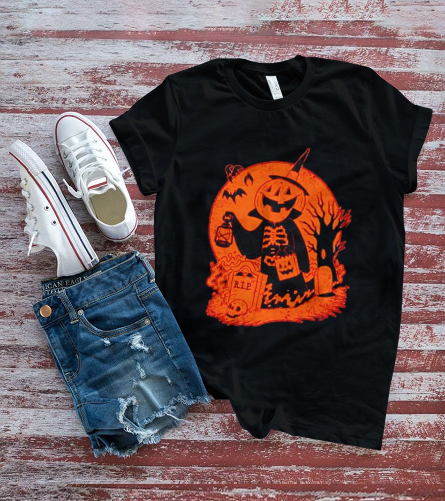 Vintage Spooky Halloween Jack-o'-Lantern Skeleton Moon Graveyard Lantern Bat Scene T-Shirt