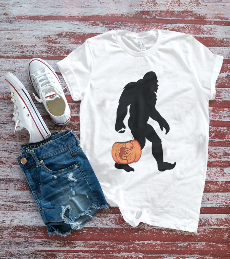 Baltimore Orioles Bigfoot Carrying Pumpkin Halloween T-Shirt