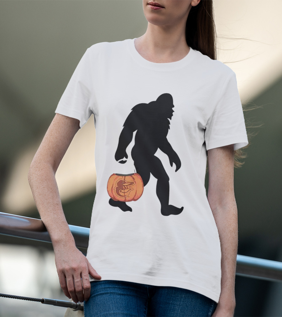 Baltimore Orioles Bigfoot Carrying Pumpkin Halloween T-Shirt