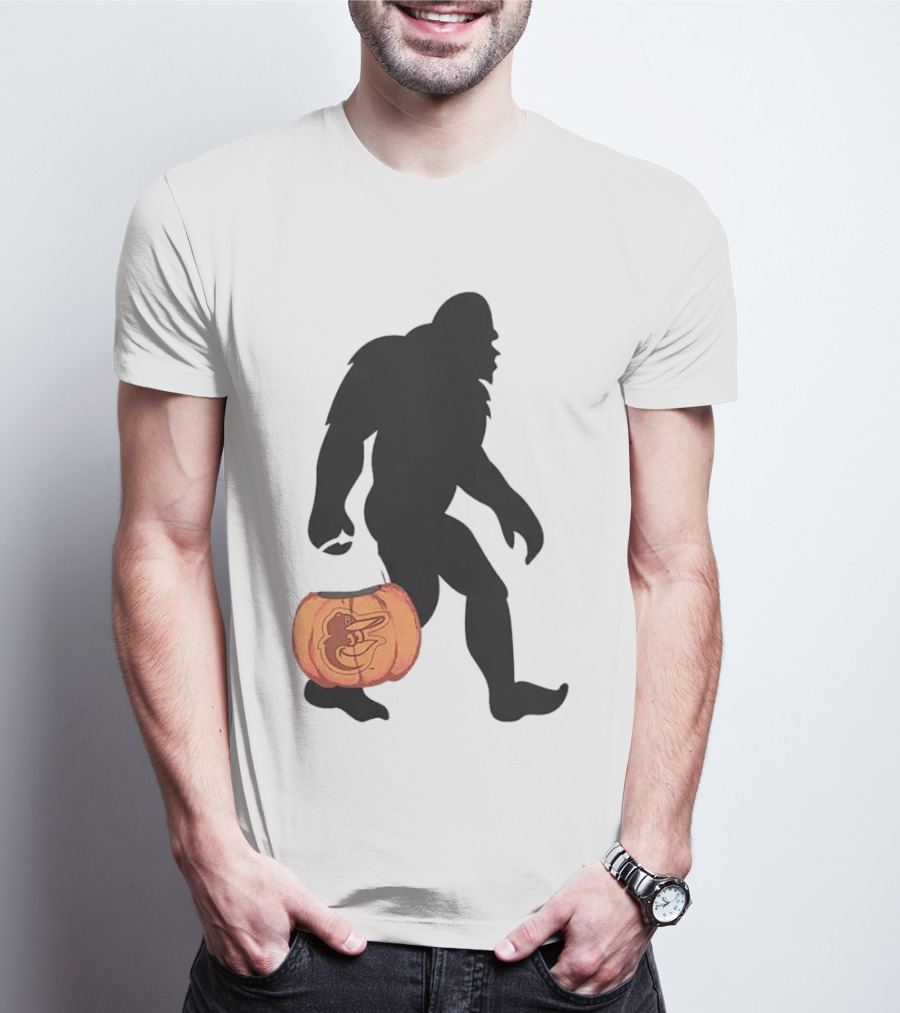 Baltimore Orioles Bigfoot Carrying Pumpkin Halloween T-Shirt