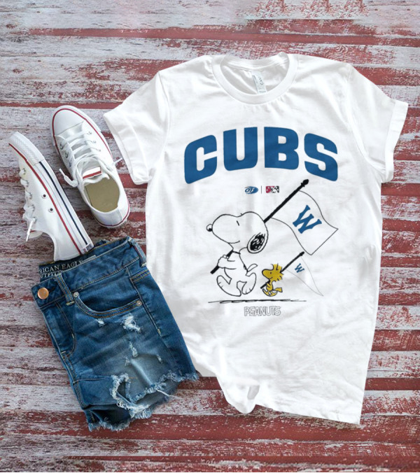 Peanuts Snoopy Woodstock Cubs W Flag T-Shirt