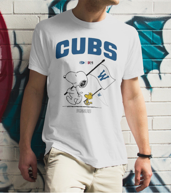 Peanuts Snoopy Woodstock Cubs W Flag T-Shirt