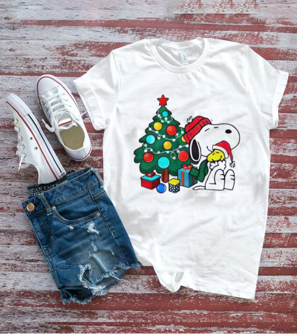 Peanuts Snoopy With Woodstock And Christmas Tree And Gifts T-Shirt