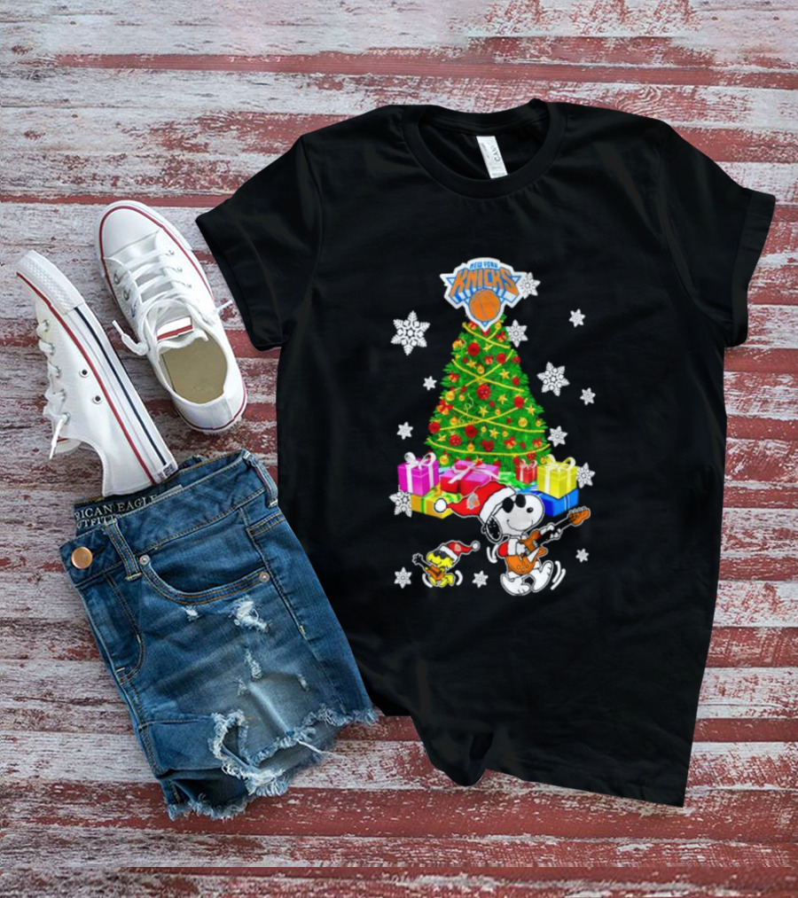 New York Knicks Snoopy Woodstock Christmas Tree Gifts Snowflakes T-Shirt