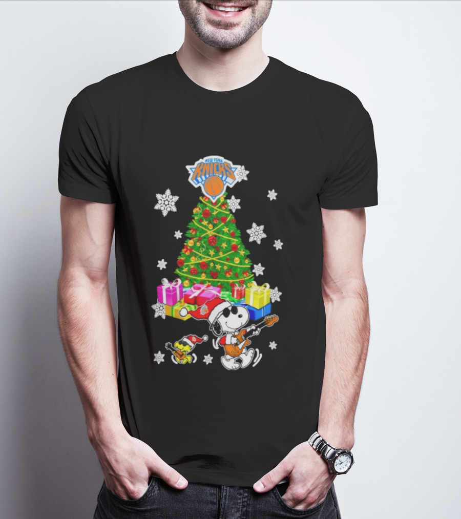 New York Knicks Snoopy Woodstock Christmas Tree Gifts Snowflakes T-Shirt
