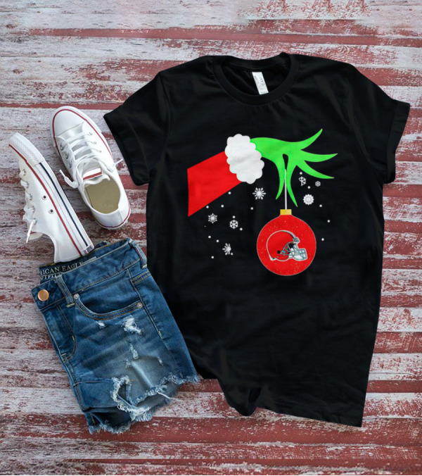 The Grinch Holding Cleveland Browns Ornament With Snowflakes T-Shirt