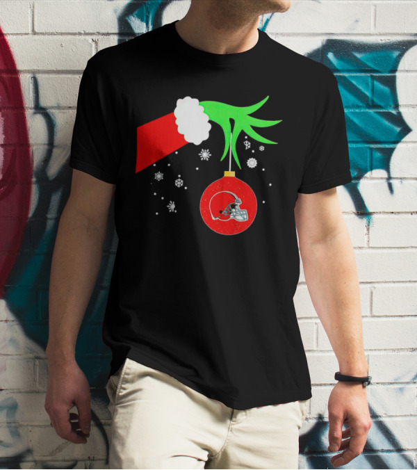 The Grinch Holding Cleveland Browns Ornament With Snowflakes T-Shirt