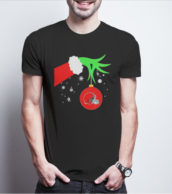 The Grinch Holding Cleveland Browns Ornament With Snowflakes T-Shirt