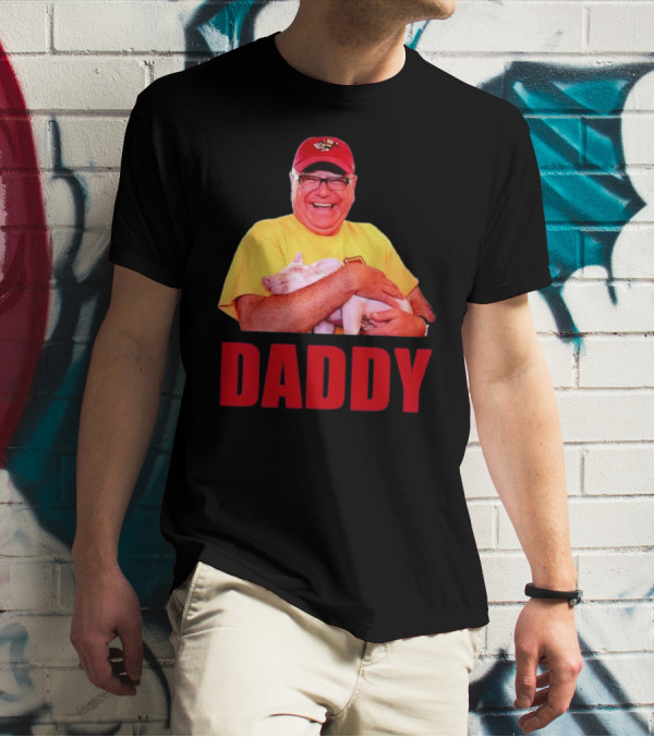 DADDY Hugging Pig Tim Walz Cap T-Shirt