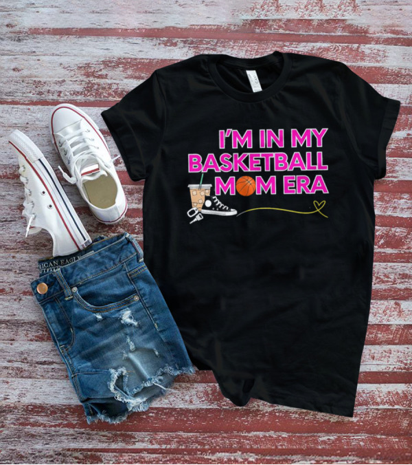 I'm In My Basketball Mom Era Sneakers Coffee Schlüsselbund Herz T-Shirt