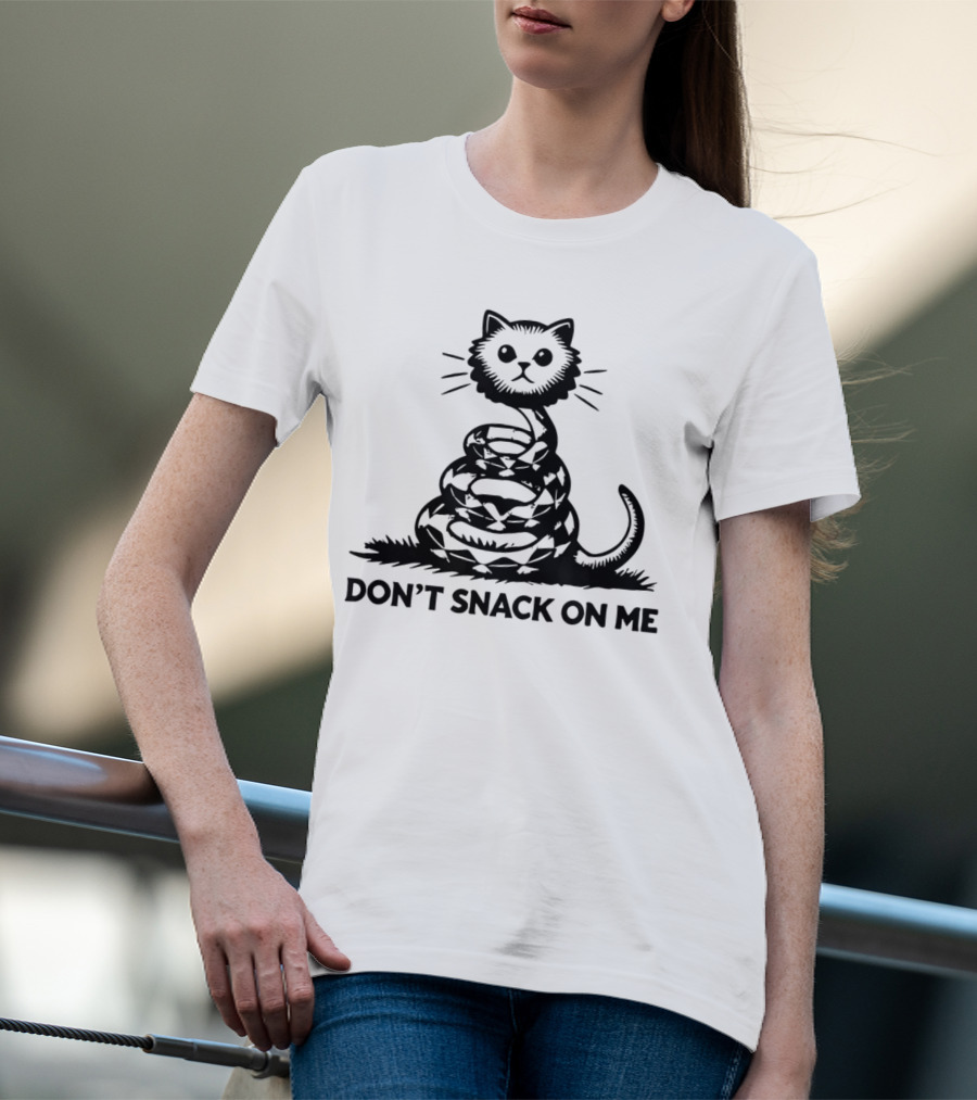 DON'T SNACK ON ME Cat Snake Coiled혻 T-Shirt
