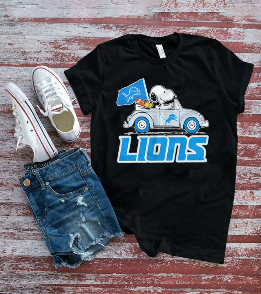 Snoopy And Woodstock In Car With Detroit Lions Flag T-Shirt