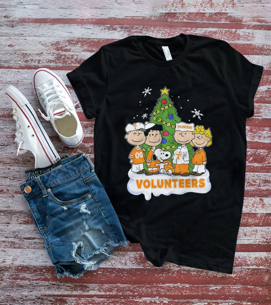 Tennessee Volunteers Snoopy And Friends Christmas Tree T-Shirt