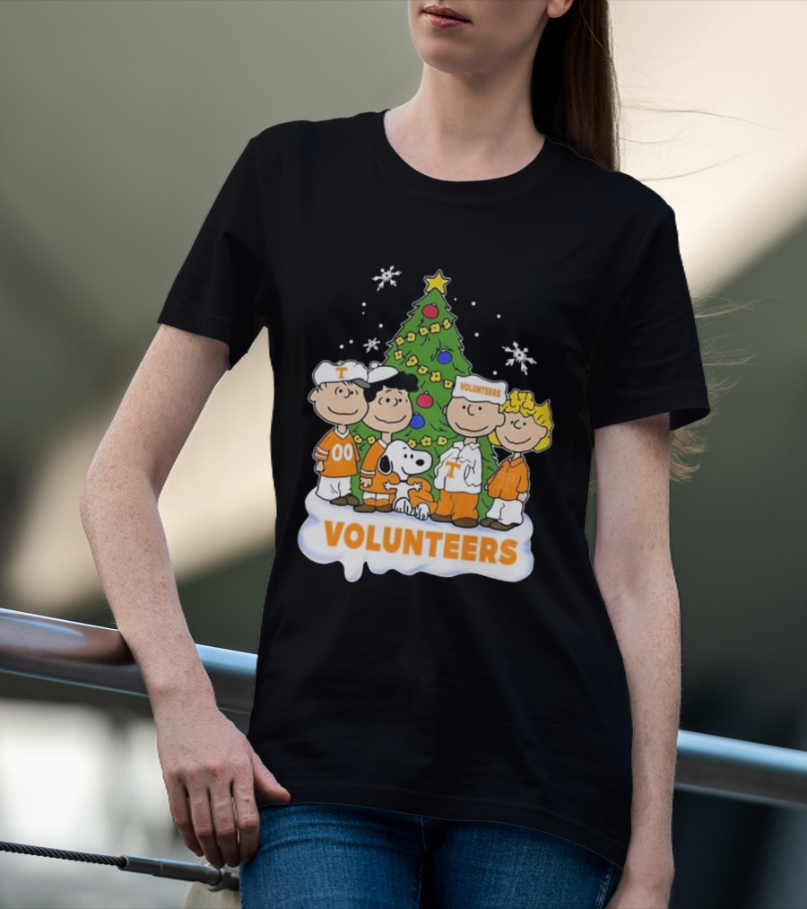 Tennessee Volunteers Snoopy And Friends Christmas Tree T-Shirt