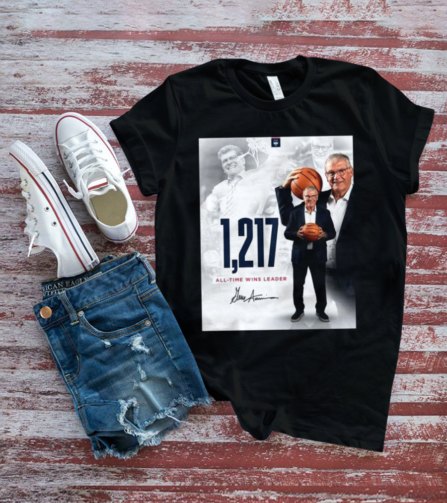 1,217 All-Time Wins Leader Geno Auriemma Signature Image T-Shirt