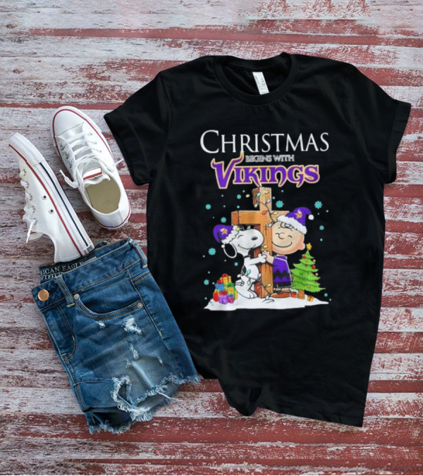 Christmas Begins With Minnesota Vikings Charlie Brown Snoopy Hug Cross T-Shirt