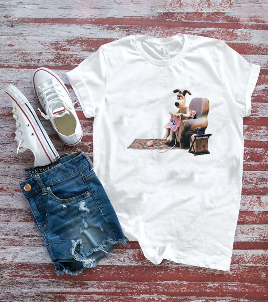 Wallace And Gromit Gromit Knitting In Armchair With Yarn Basket T-Shirt