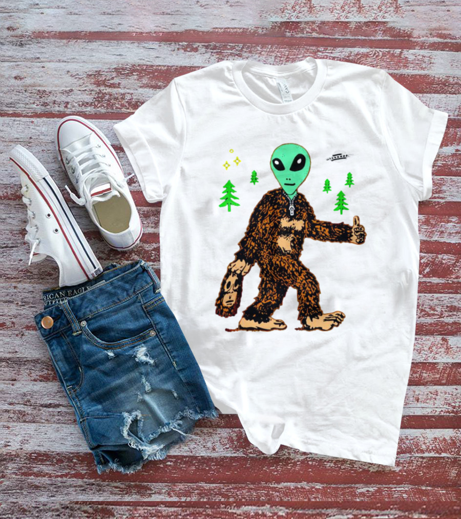 Alien Bigfoot Encounter Forest UFO Adventure T-Shirt