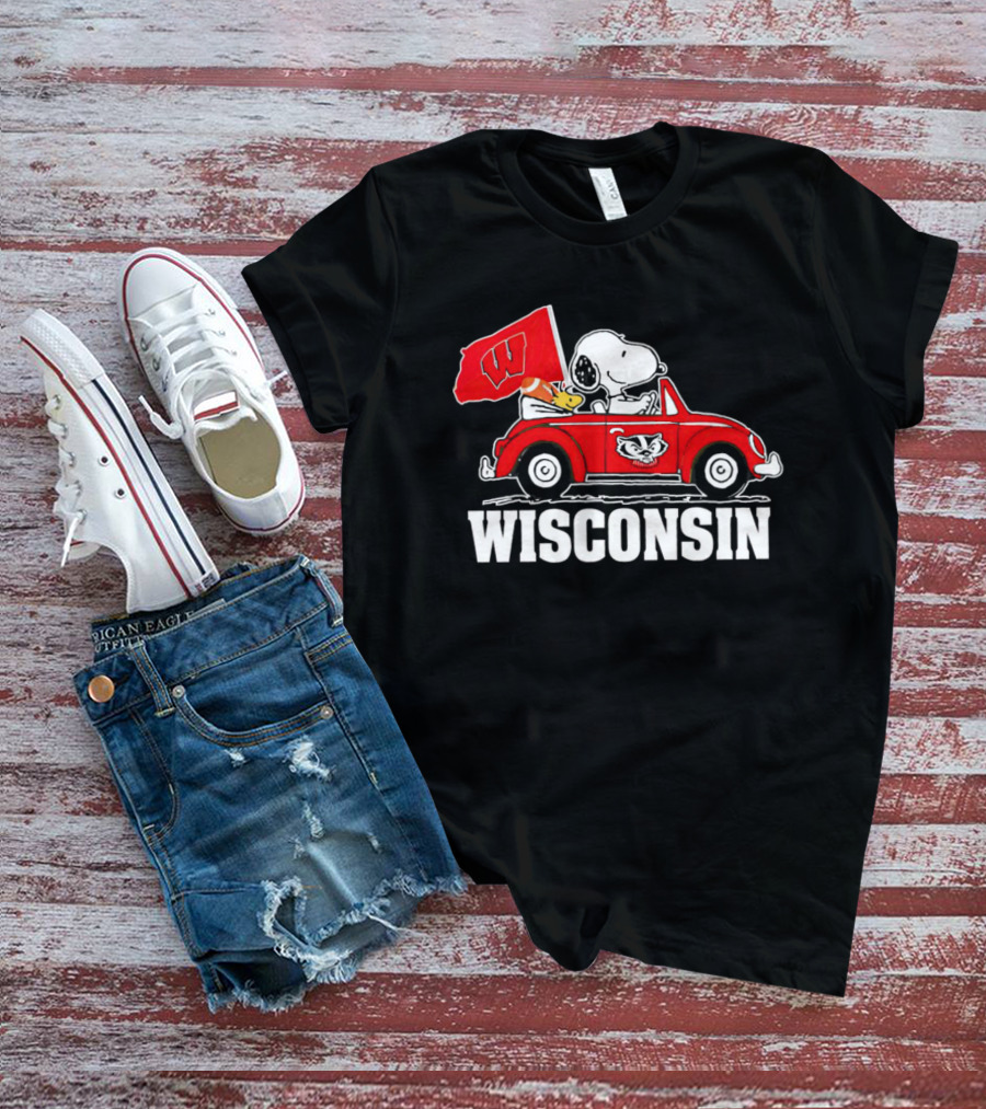 Snoopy And Woodstock In Red Car With Wisconsin Flag And Wisconsin Badgers T-Shirt