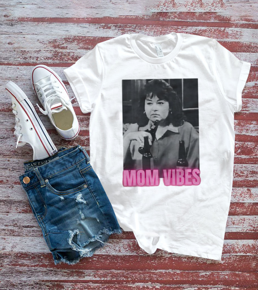 Mom Vibes Retro Style Black And White Image T-Shirt